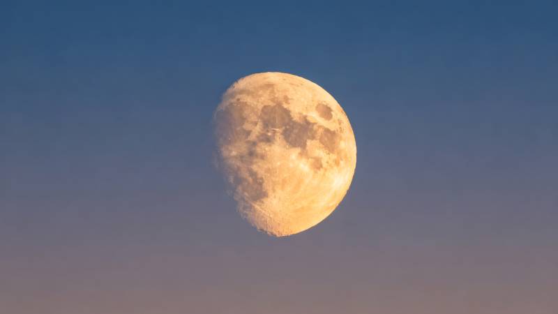 皎洁明月悬空图片