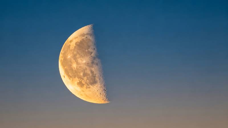 半轮明月挂天际图片