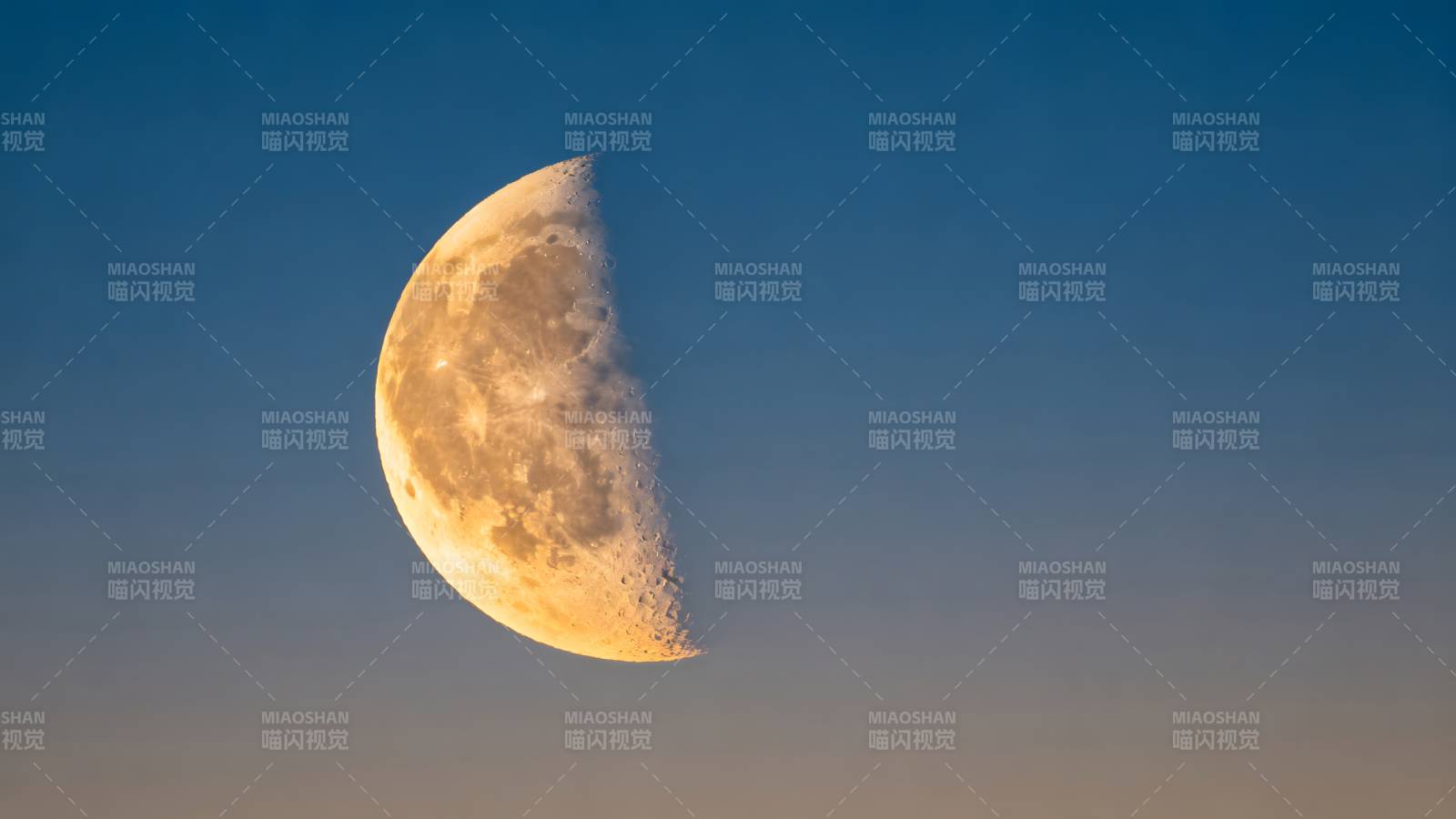 半轮明月挂天际图片