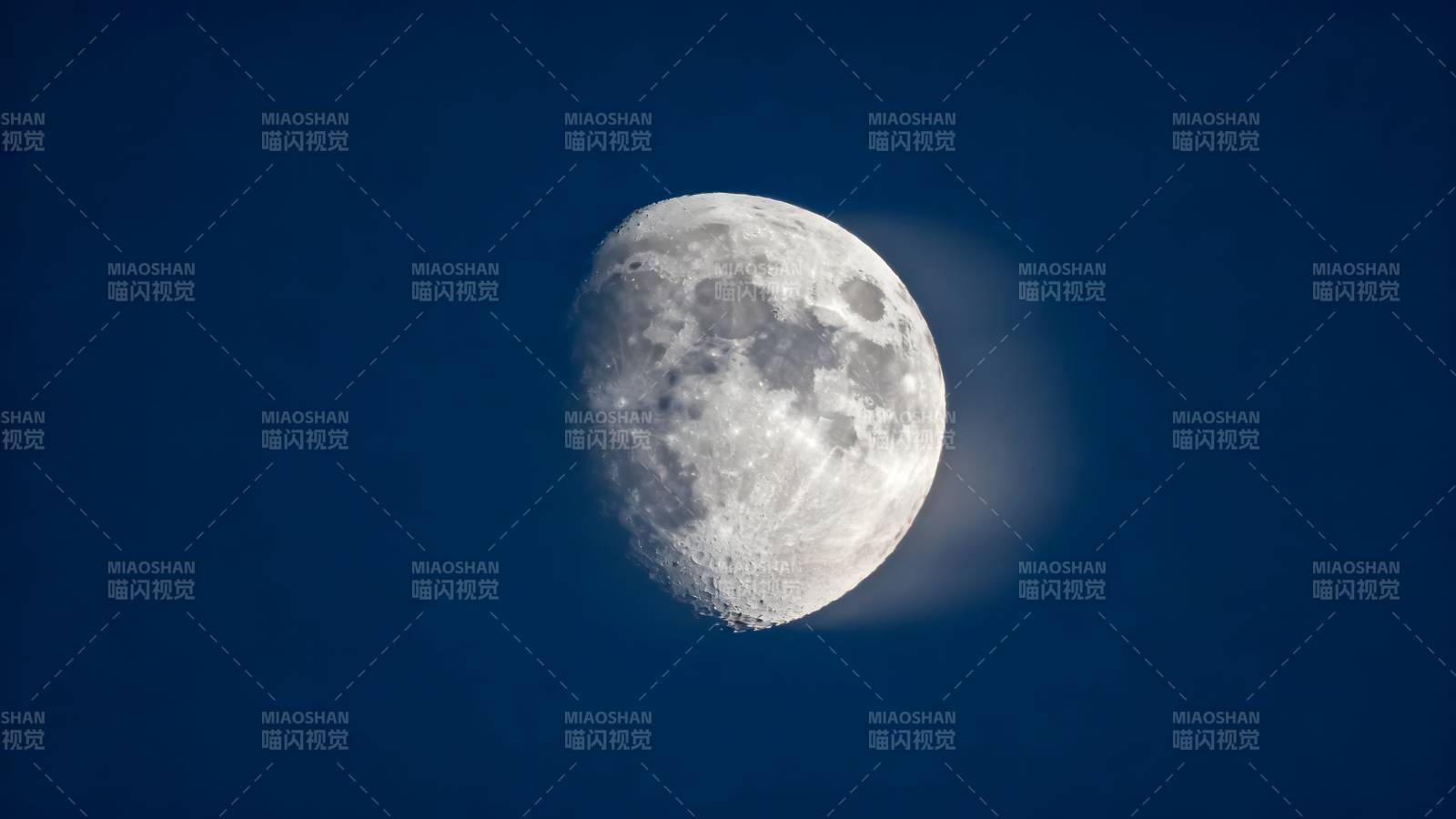 明月高悬夜空图片