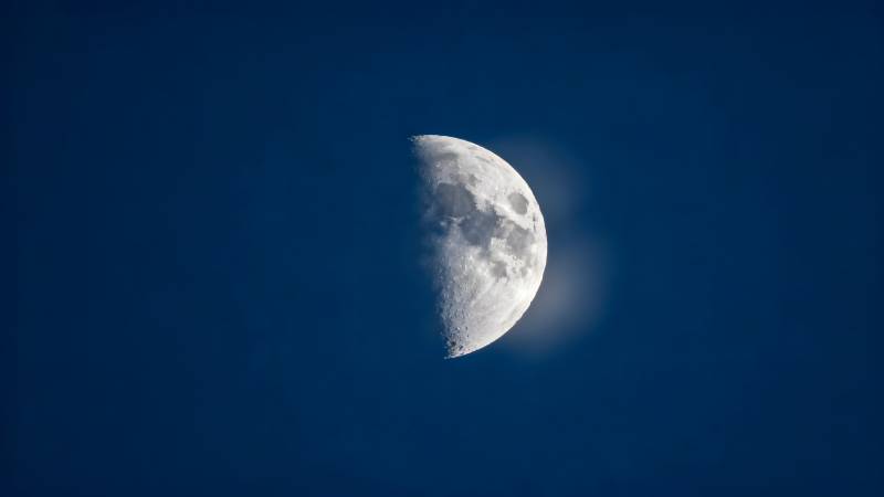 半轮明月挂夜空图片