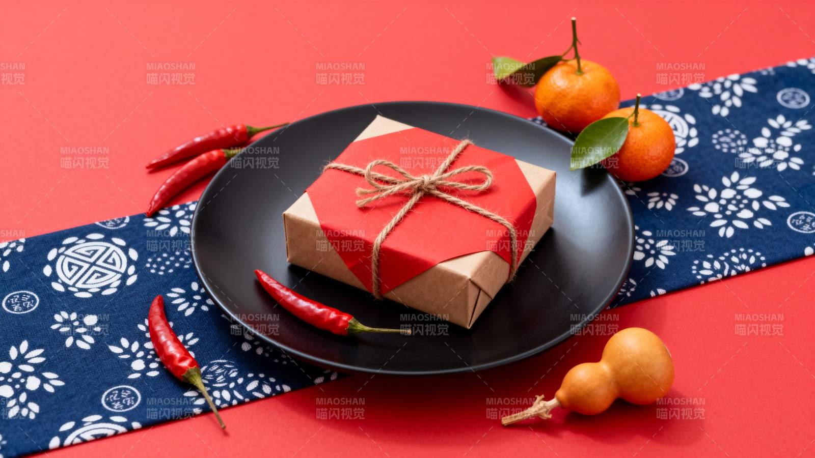 红礼盒与年味装饰图片