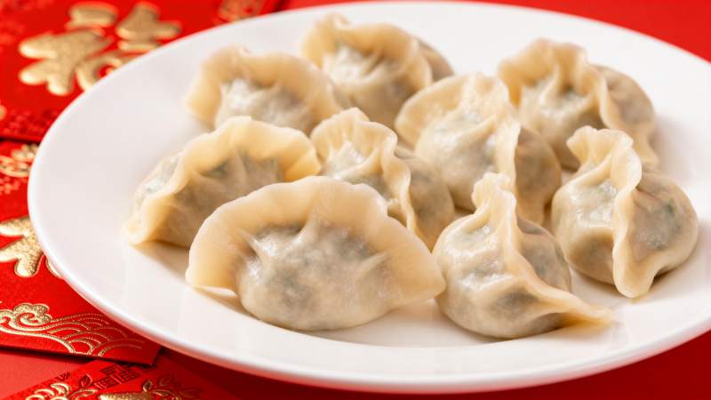 美味饺子盘中盛图片