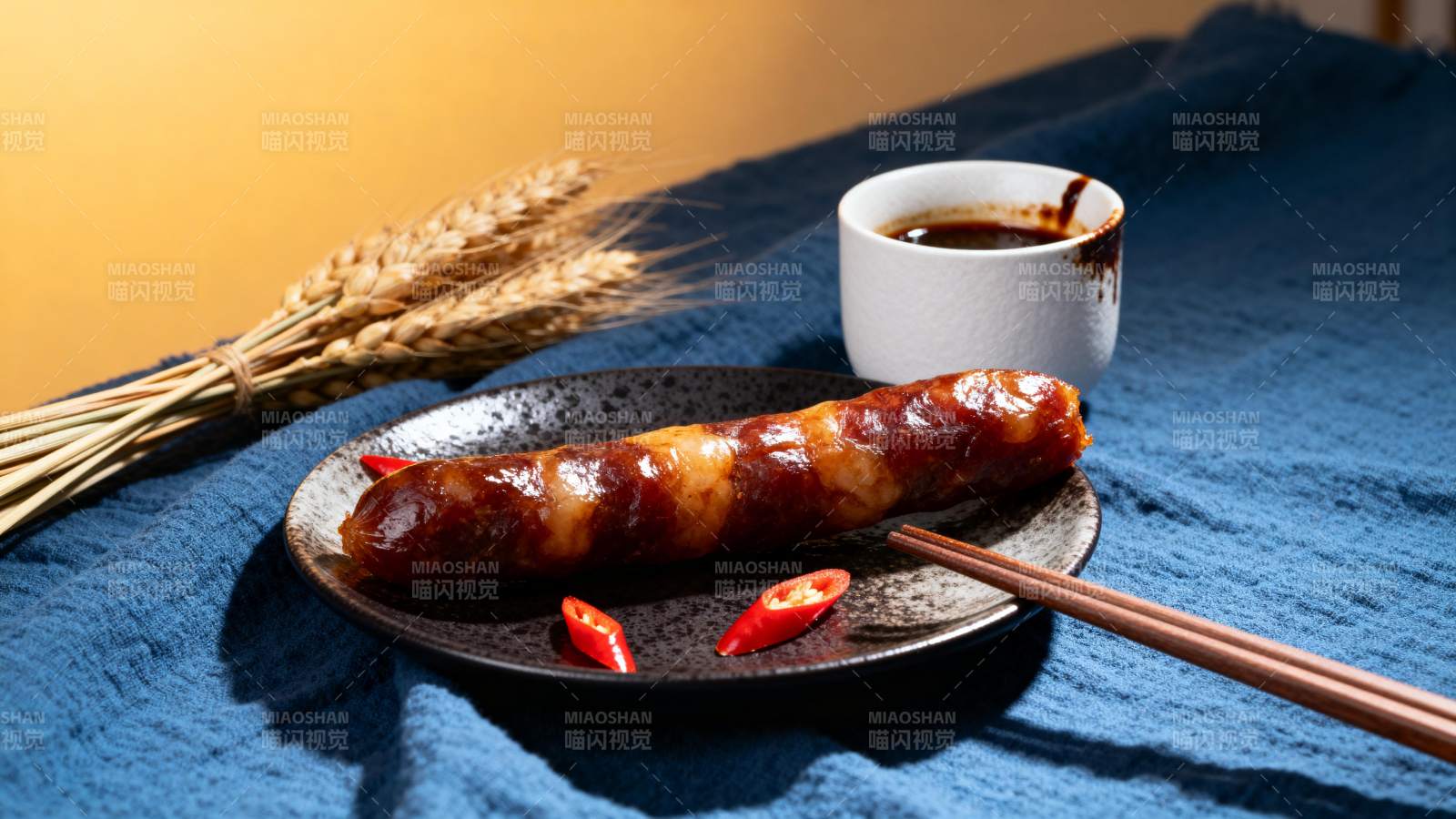 香肠配辣椒与酱料图片