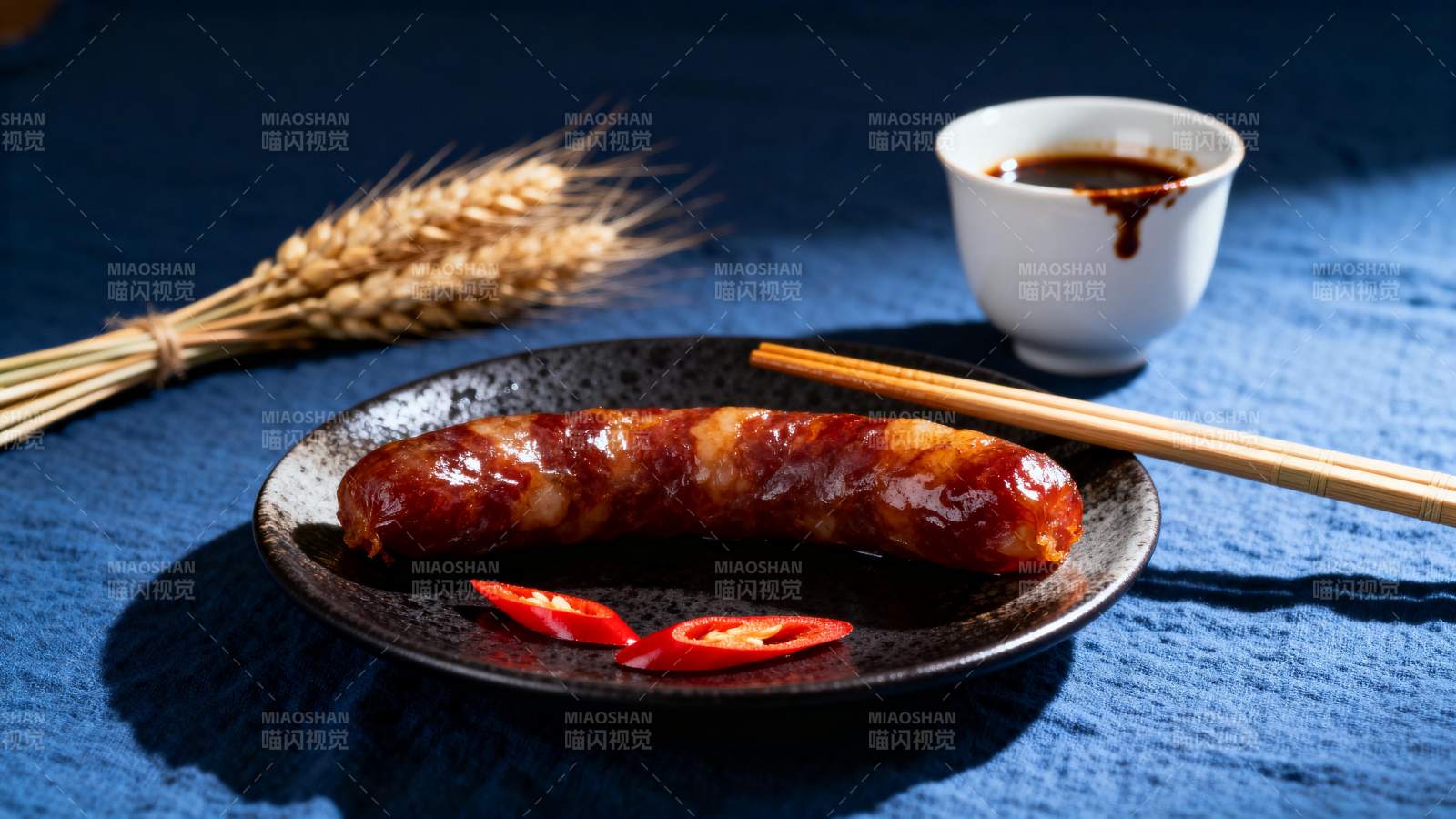 烤肠配辣椒与茶图片