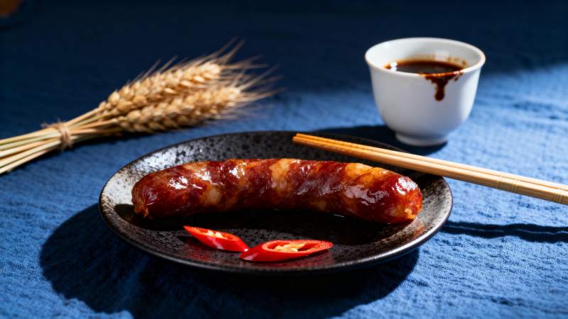 烤肠配辣椒与茶图片