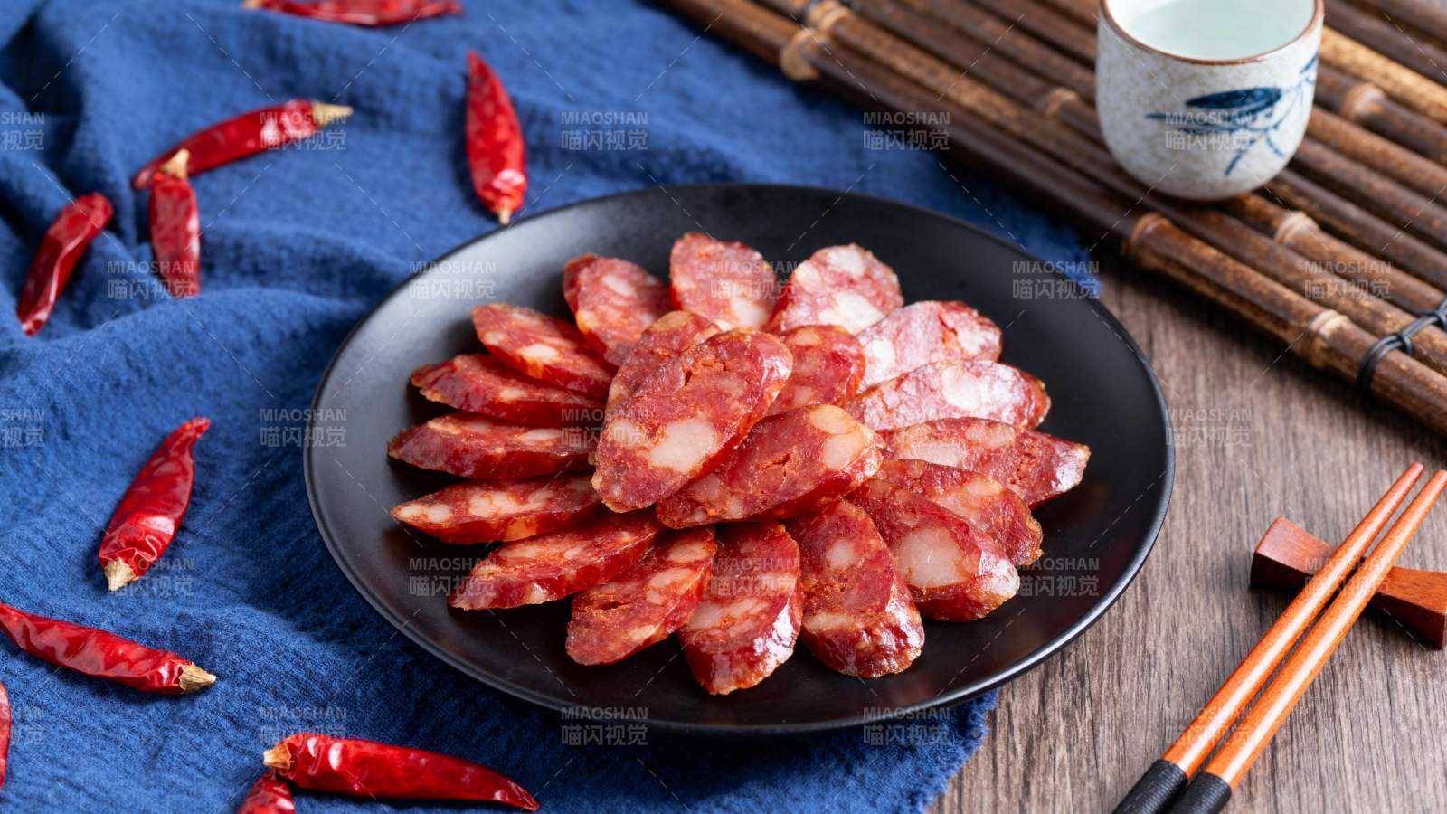 香肠配红椒 美味诱人图片