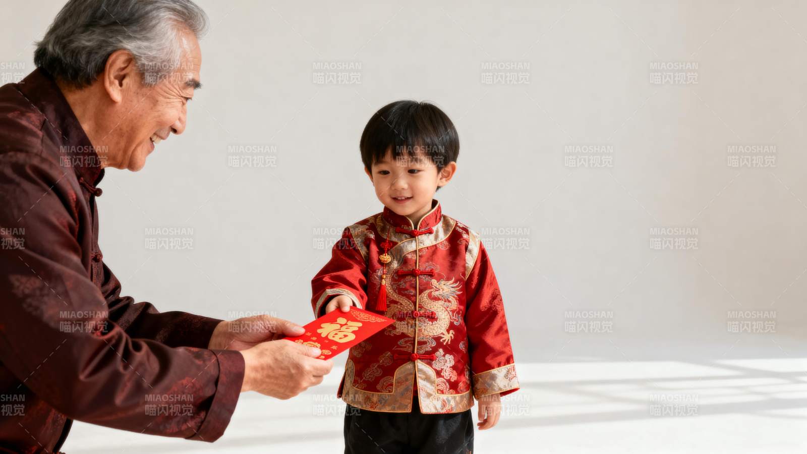 爷爷给孙子红包图片