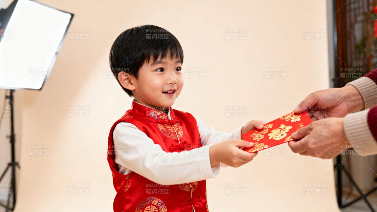 小孩收红包图片