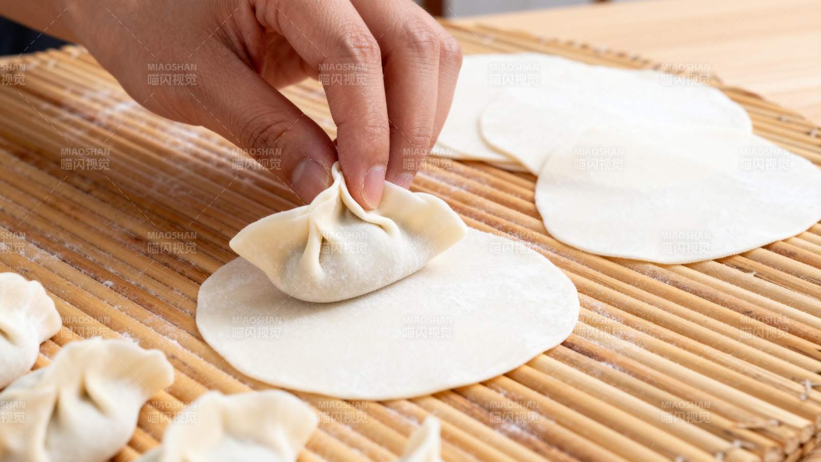 包饺子的手艺图片