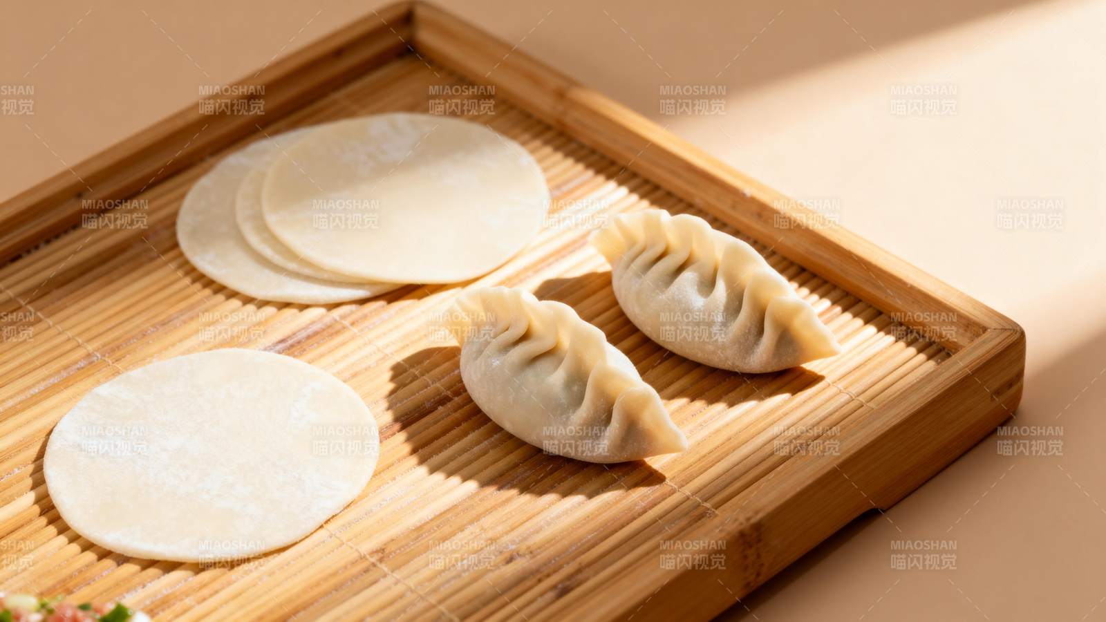 饺子皮与包好的饺子图片