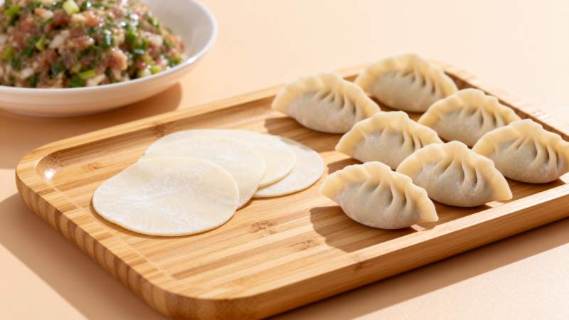 饺子制作准备中图片