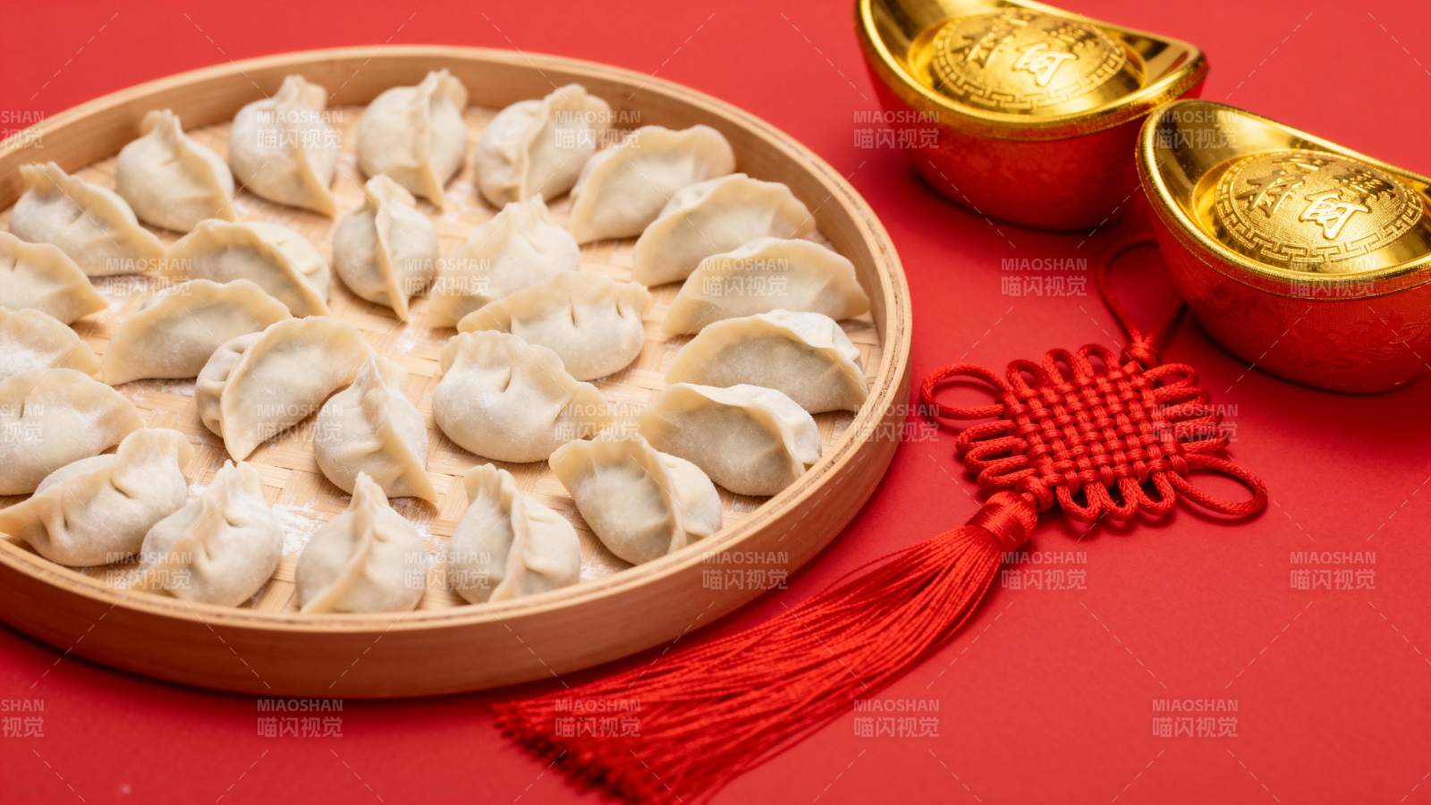 春节饺子与金元宝图片