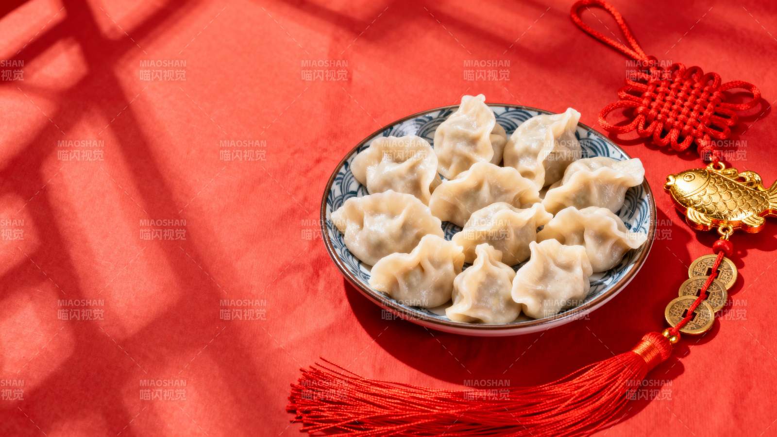红布上的饺子与福饰图片