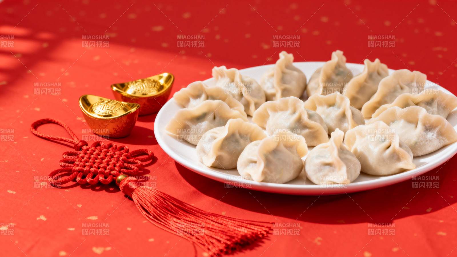 春节饺子与金元宝图片