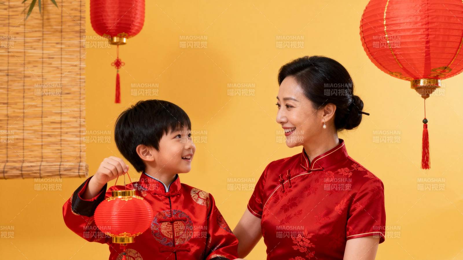 母子共庆春节图片