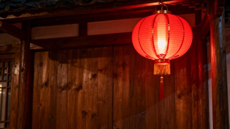红灯笼映木屋图片