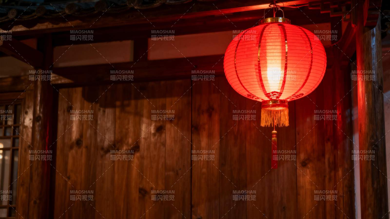 红灯笼映木屋图片