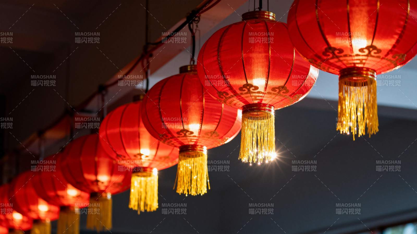 红灯笼高挂图片