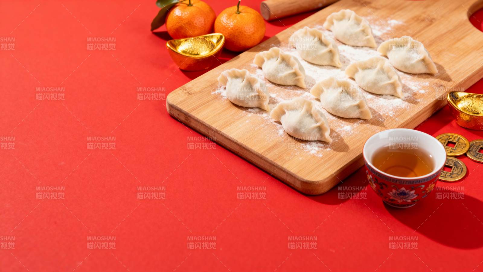 新春饺子茶香四溢图片