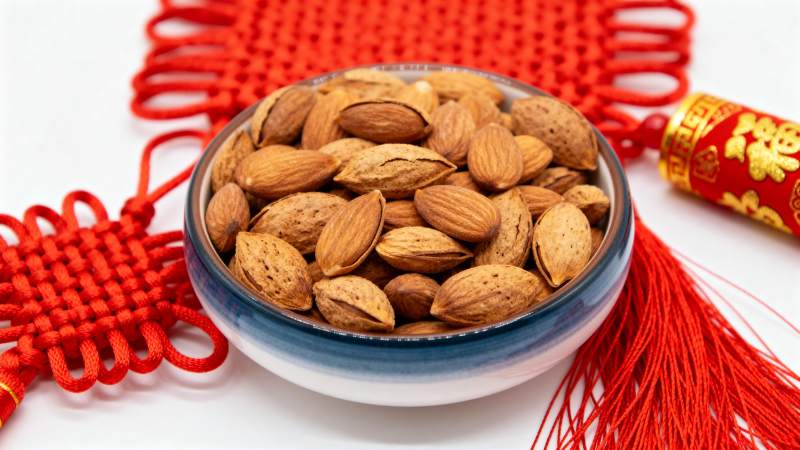 杏仁与红绳装饰图片