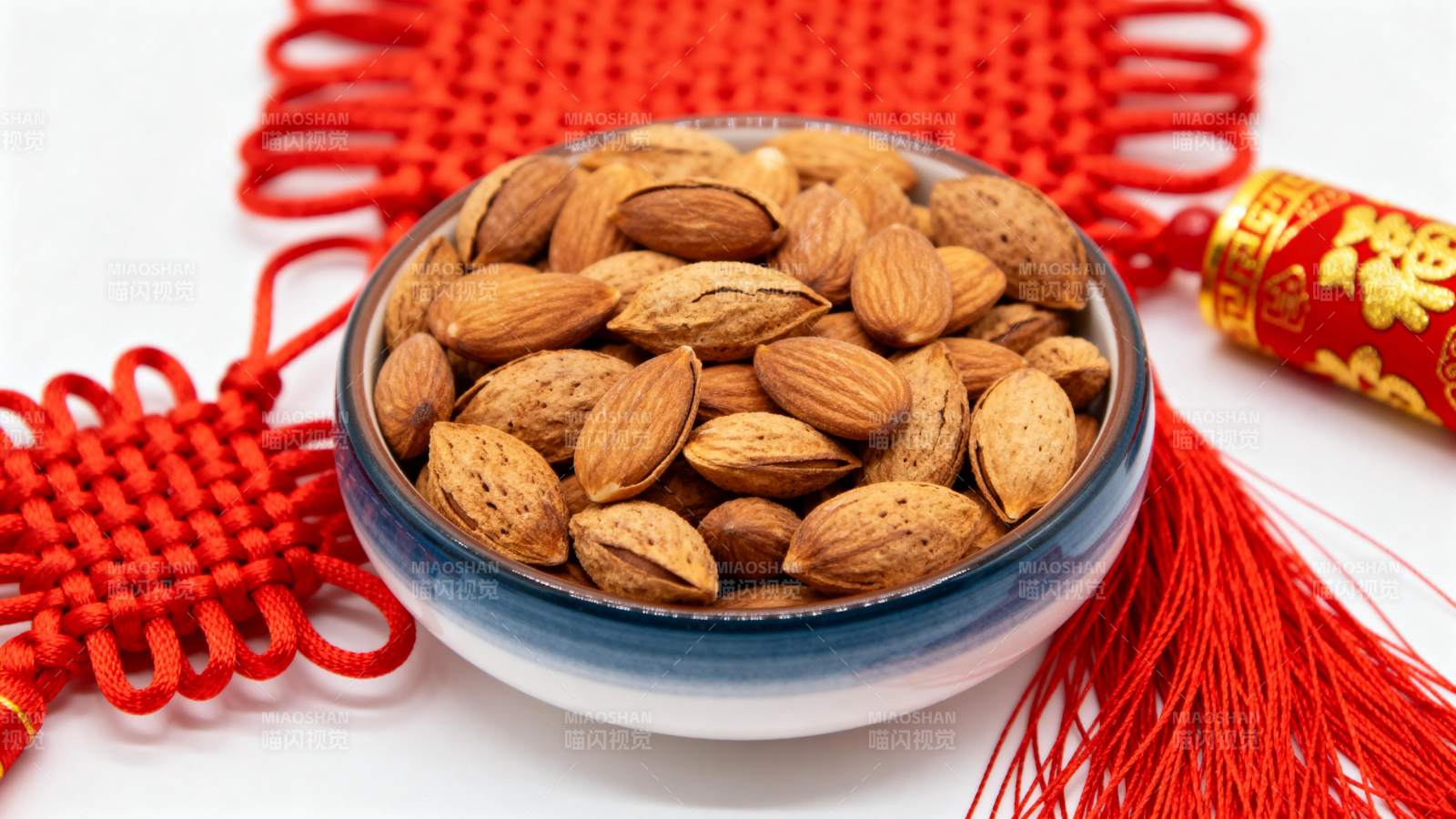 杏仁与红绳装饰图片