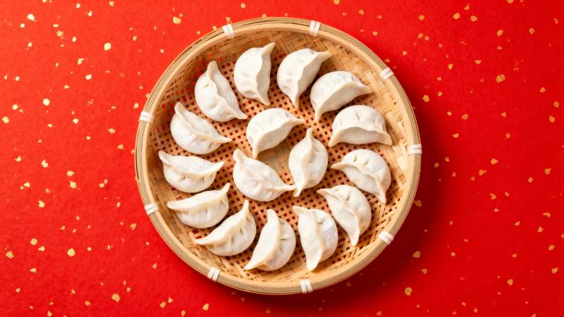 蒸饺摆盘 红底金点图片