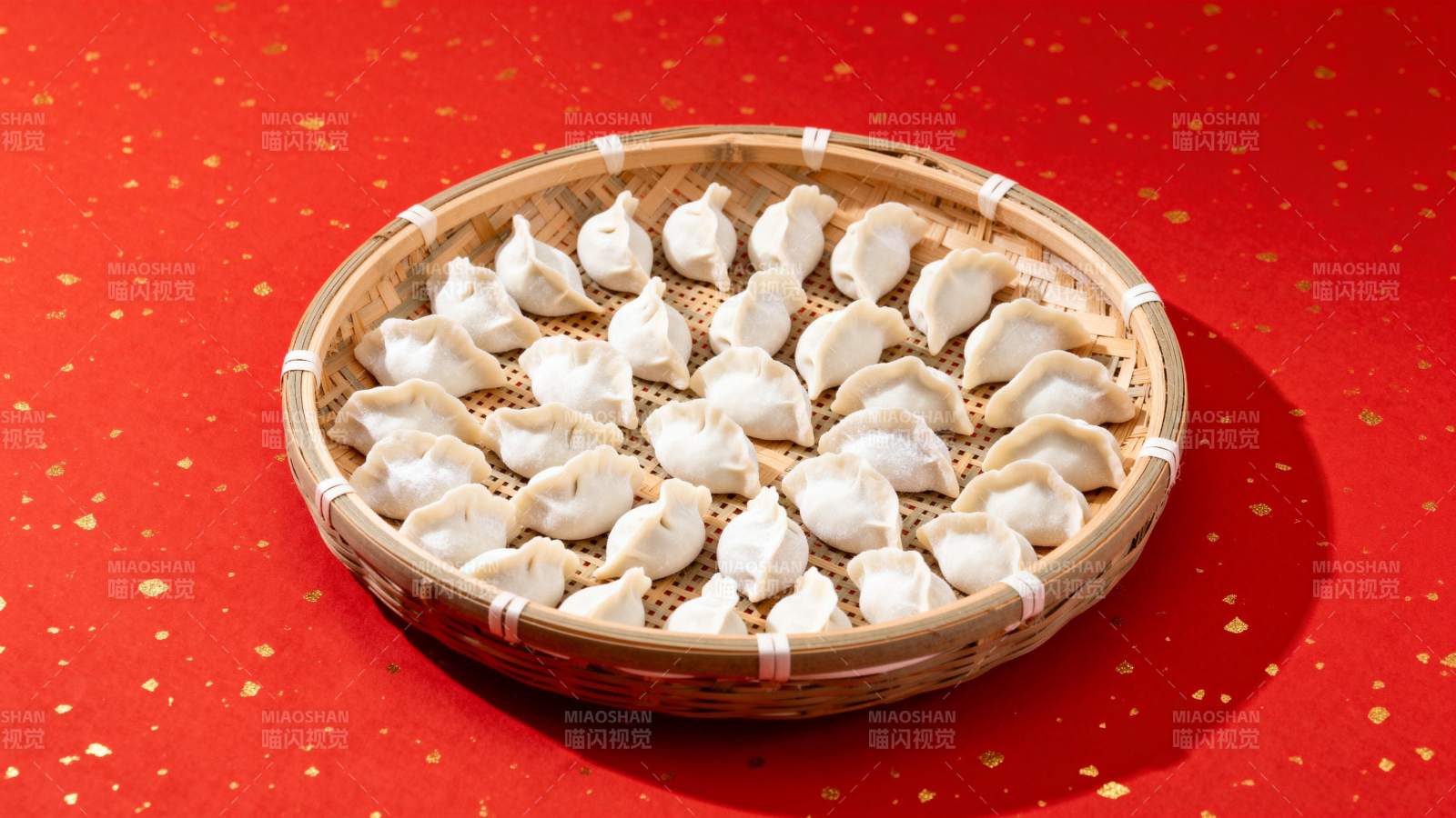 竹篮饺子红底喜庆图片