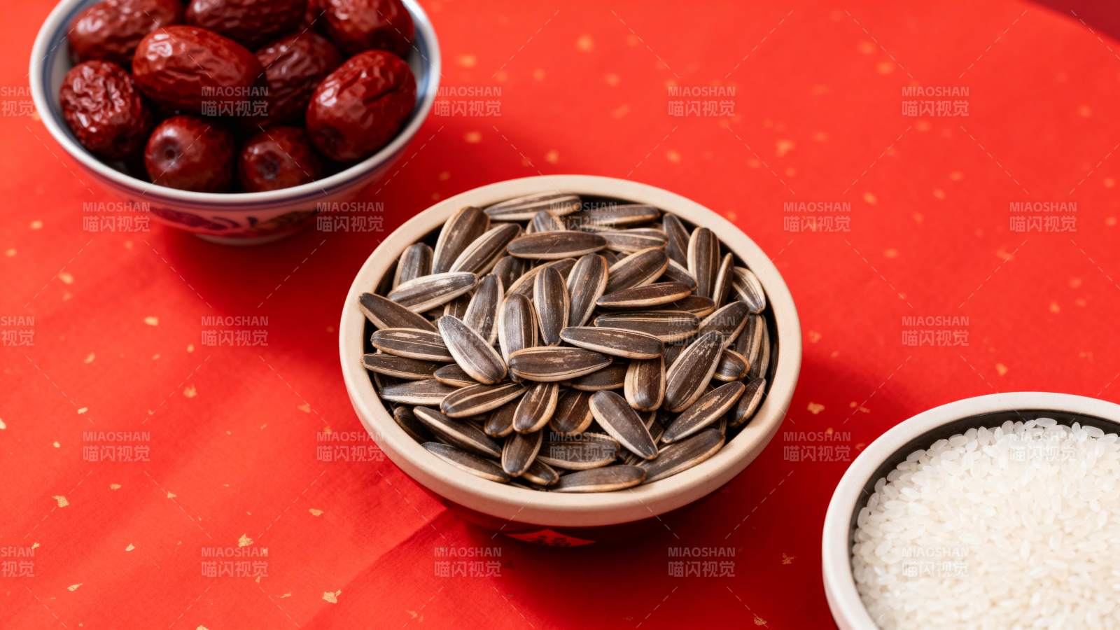 坚果与红枣米粒图片