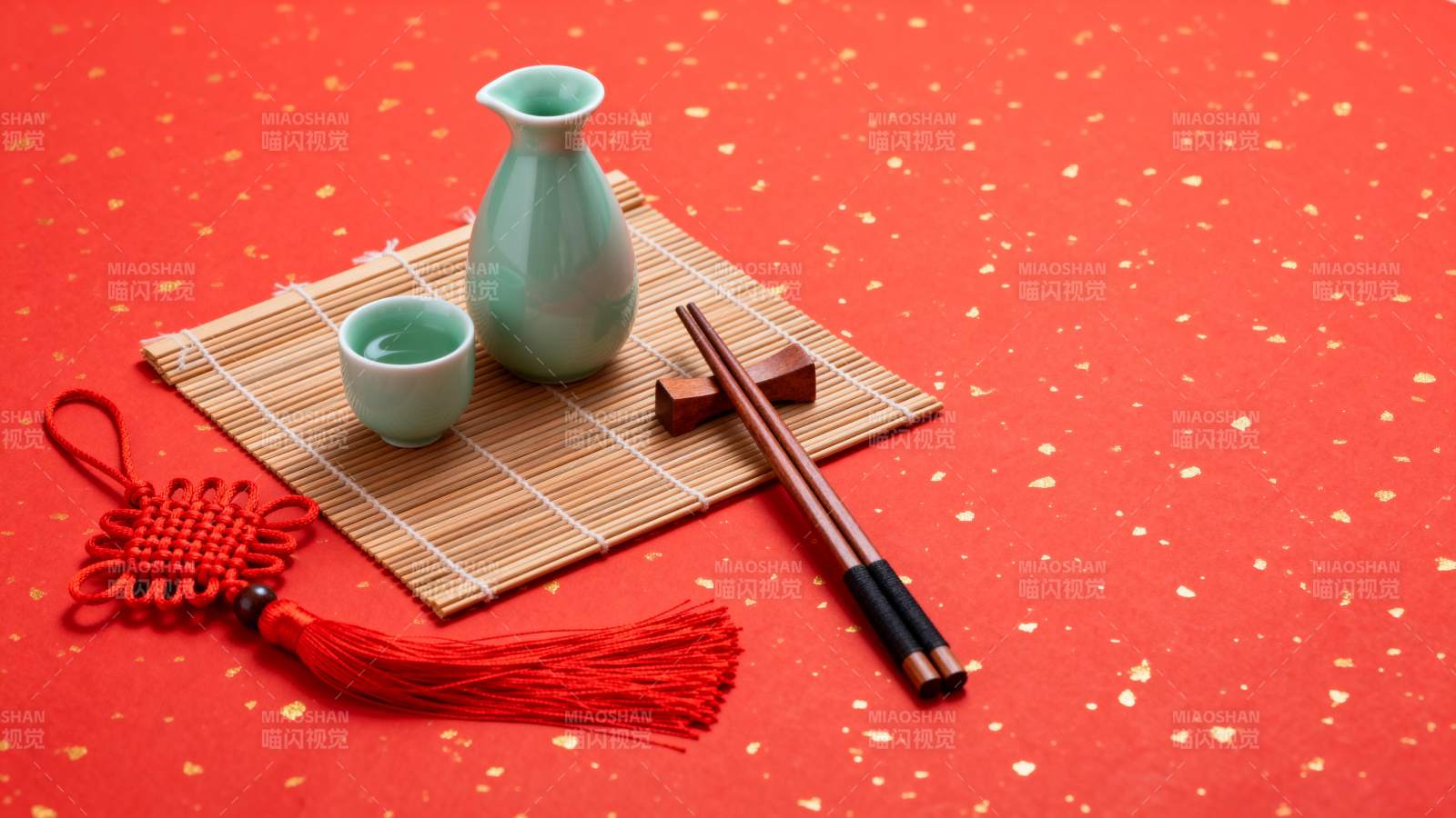 中式茶具与红绳结图片