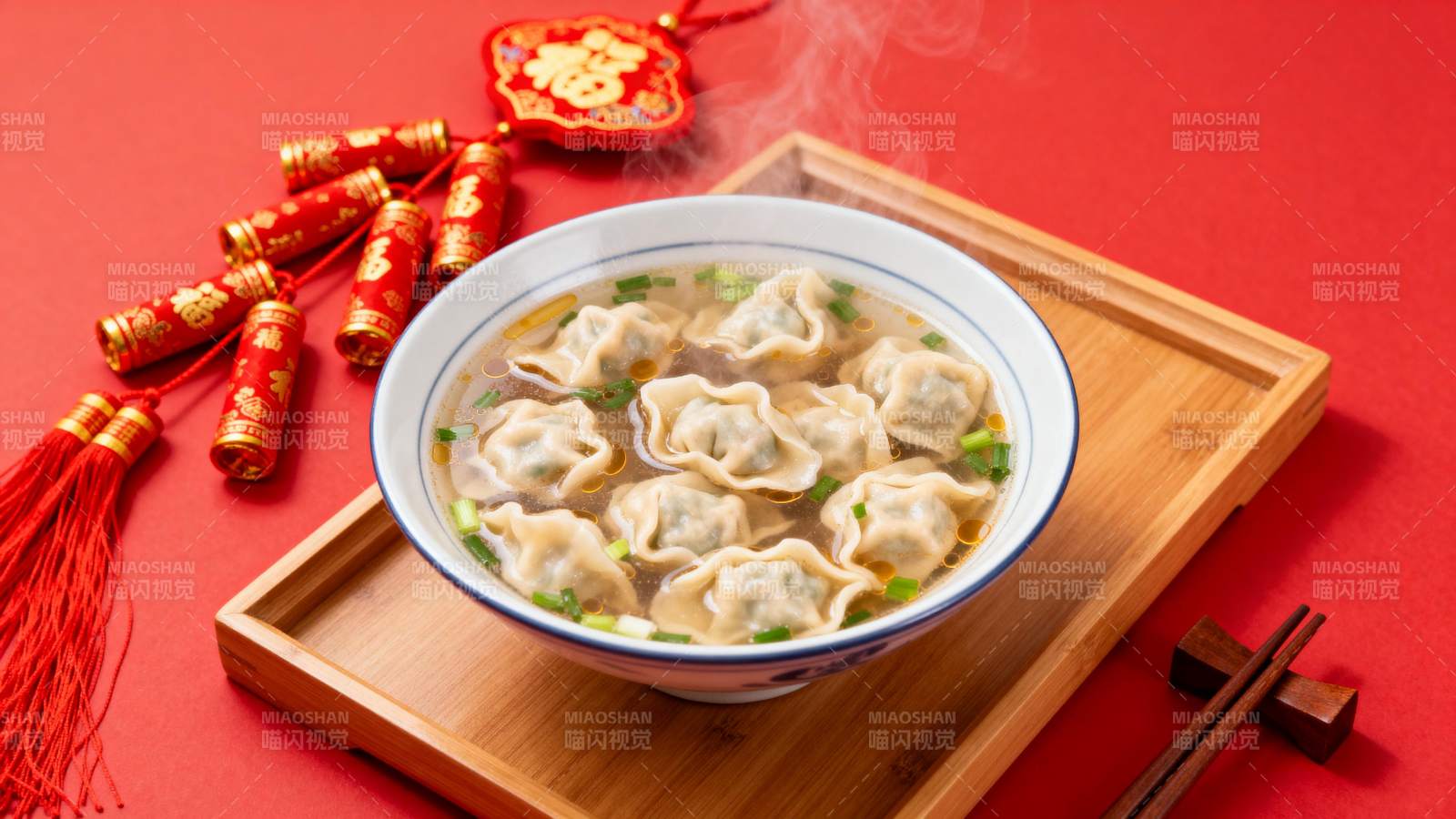 热腾腾的饺子汤图片