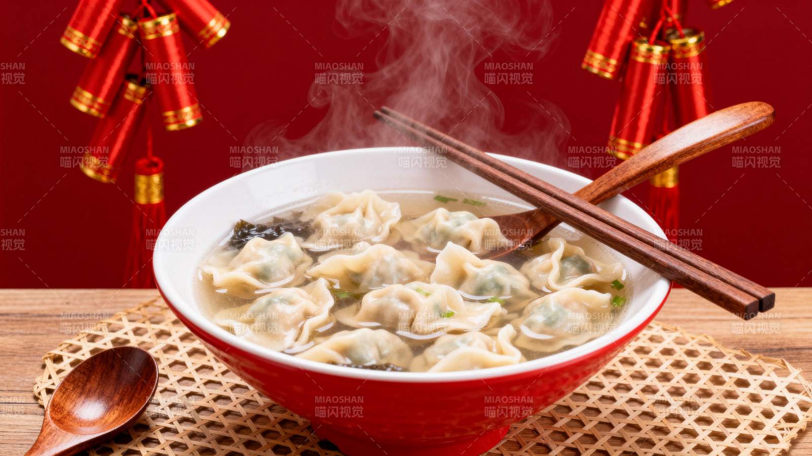 热气腾腾的饺子图片