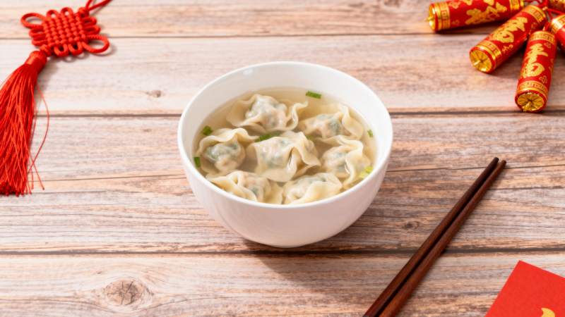 饺子汤配筷子图片