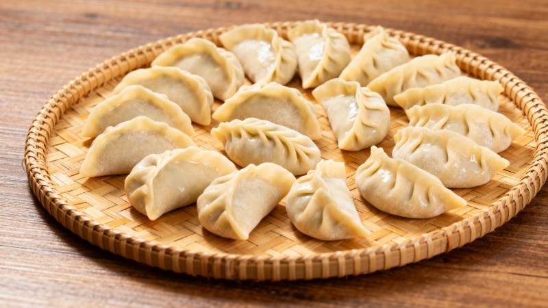 竹盘上的饺子图片