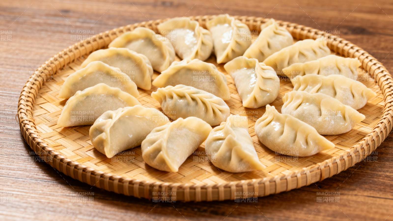 竹盘上的饺子图片