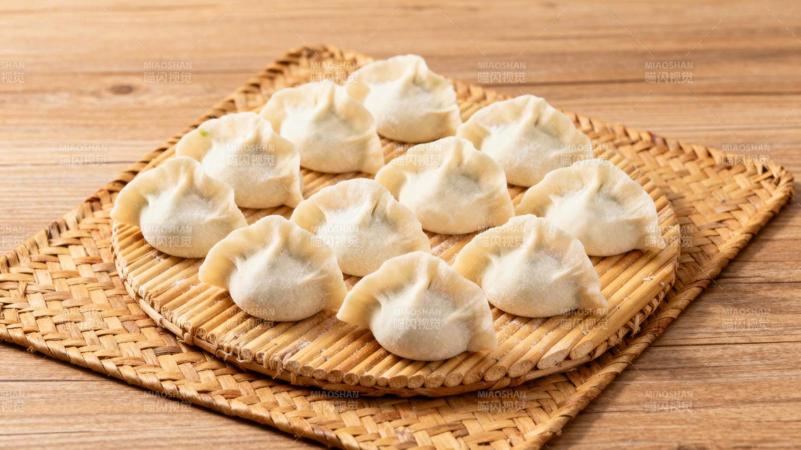 美味饺子摆盘图片