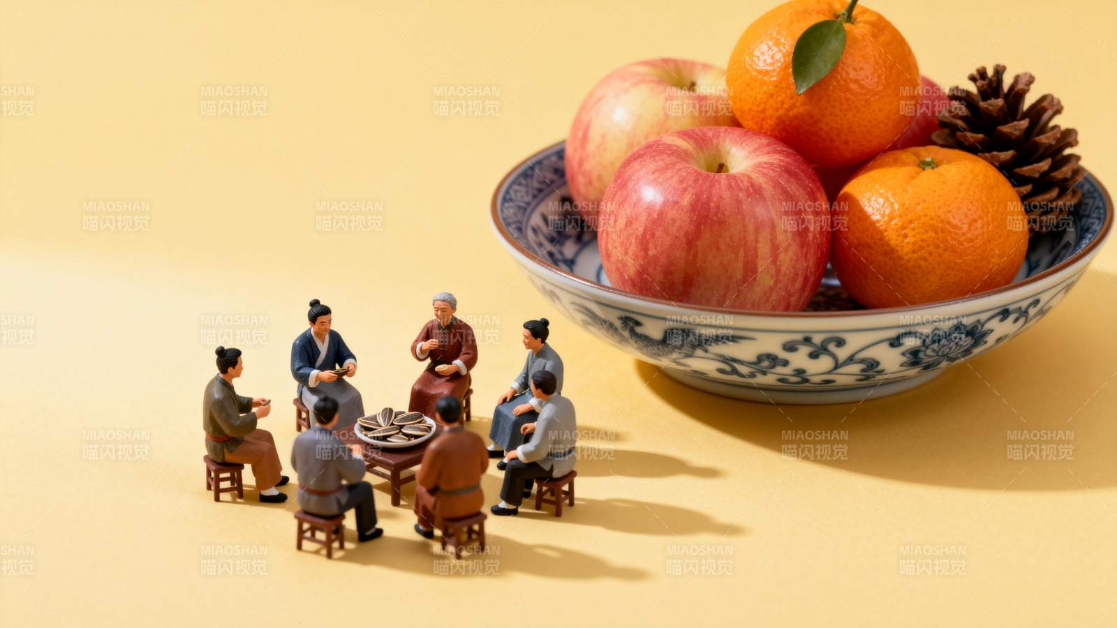 果盘旁的微型茶会图片