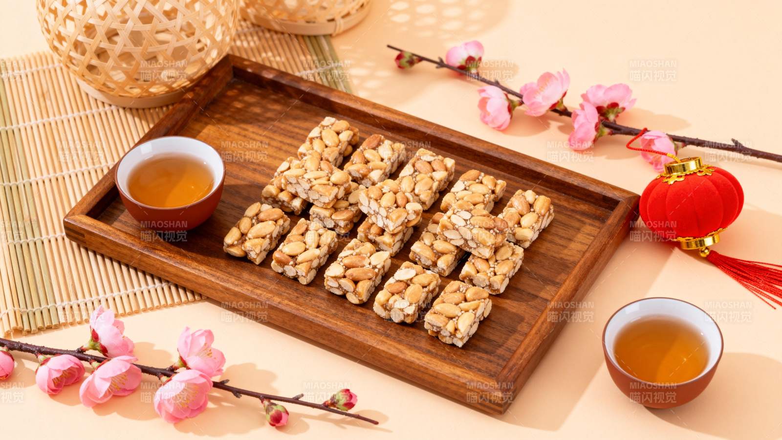 花生酥与茶香相伴图片