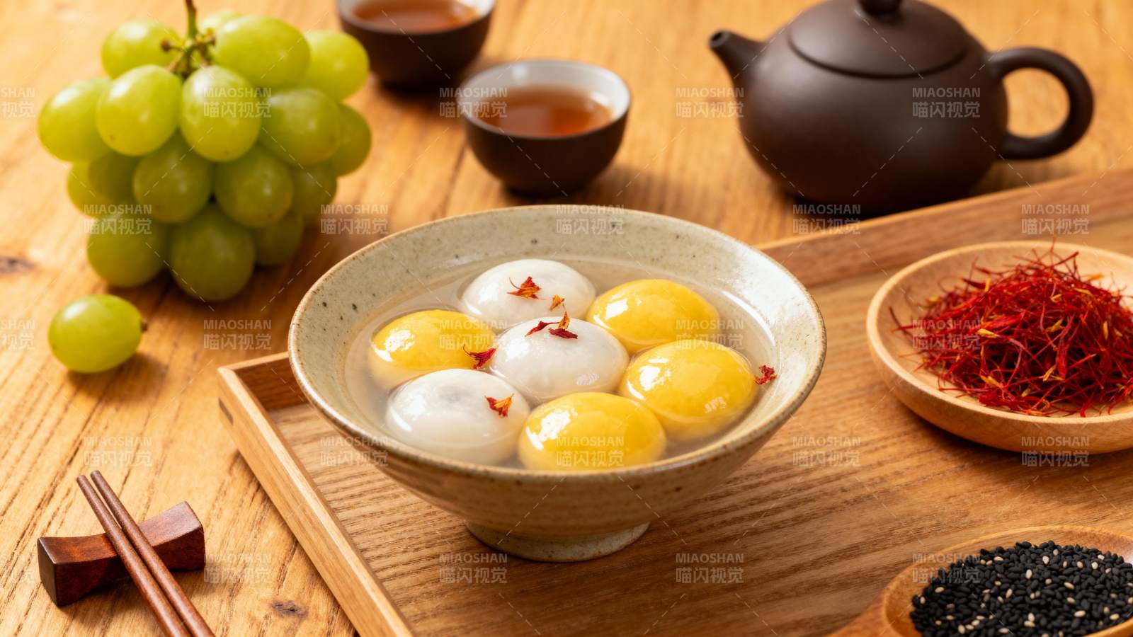 桂花汤圆配葡萄图片