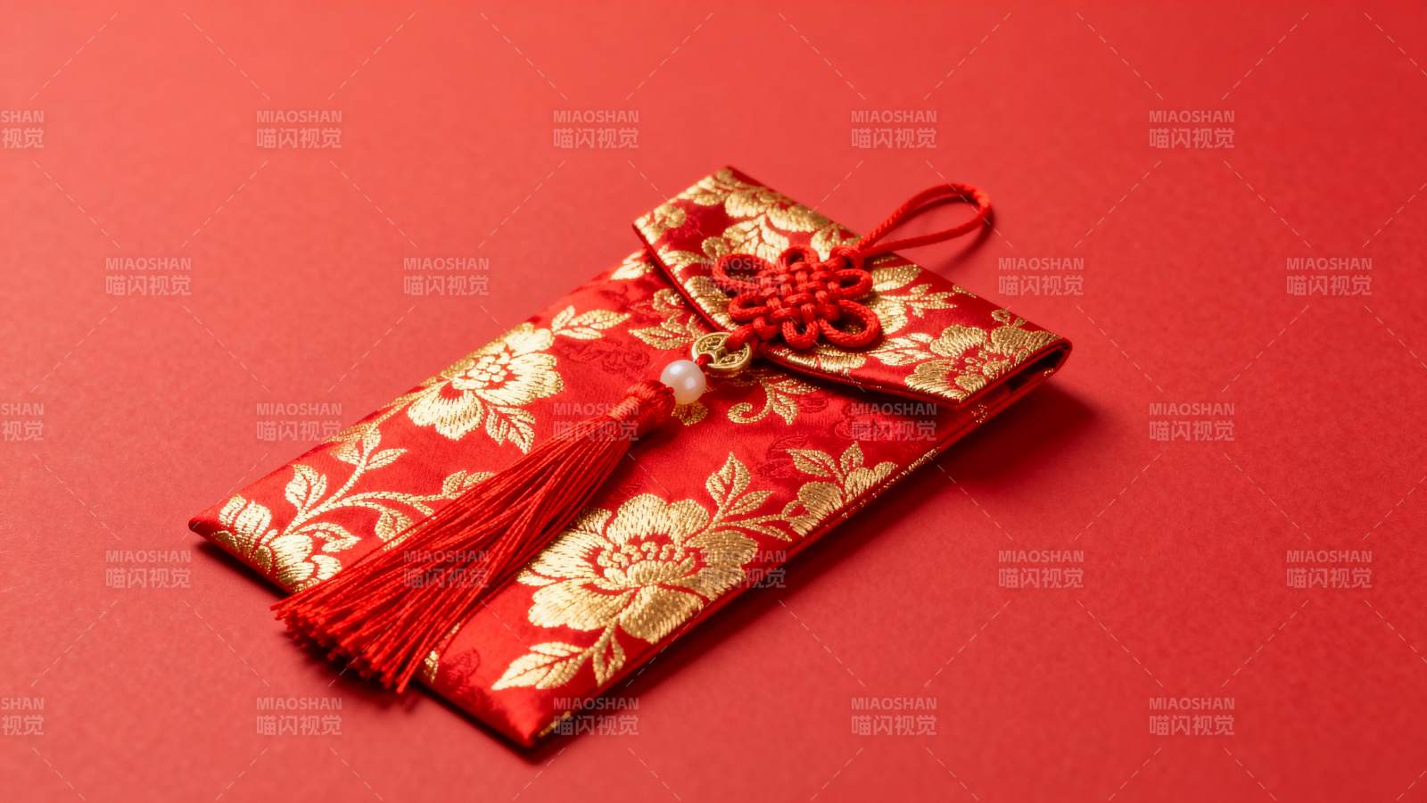 红色刺绣香囊图片