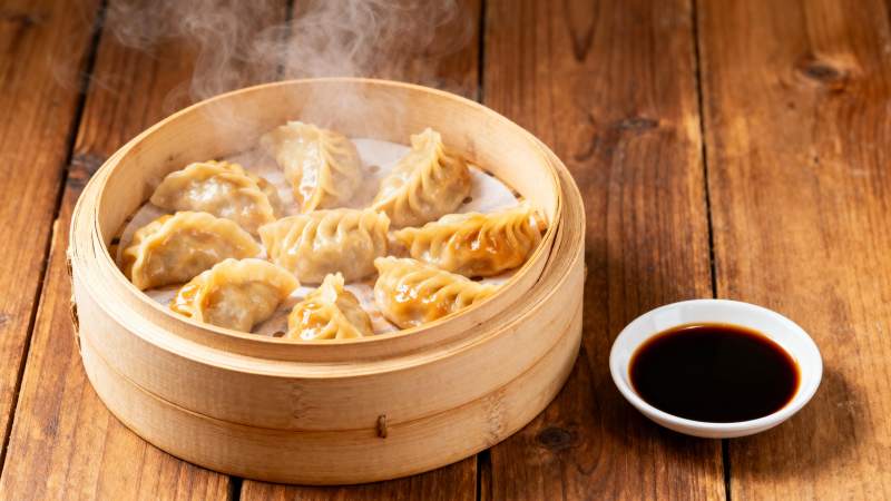 热气腾腾的蒸饺图片