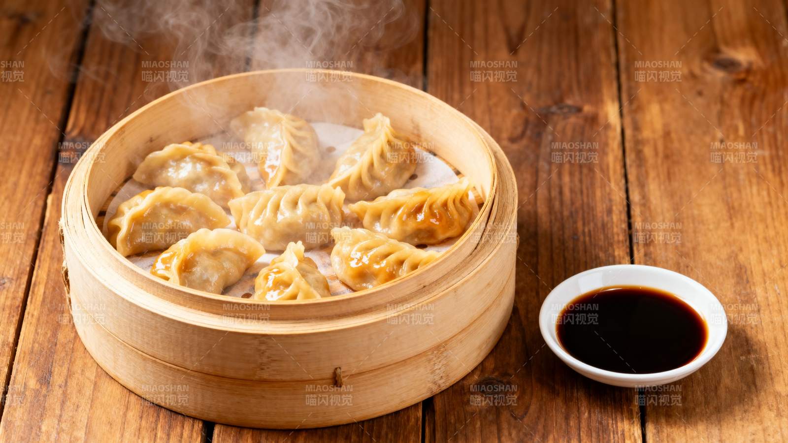 热气腾腾的蒸饺图片