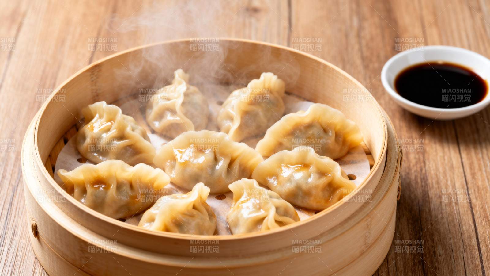 热气腾腾的蒸饺图片