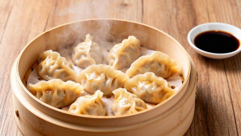 热气腾腾的蒸饺图片