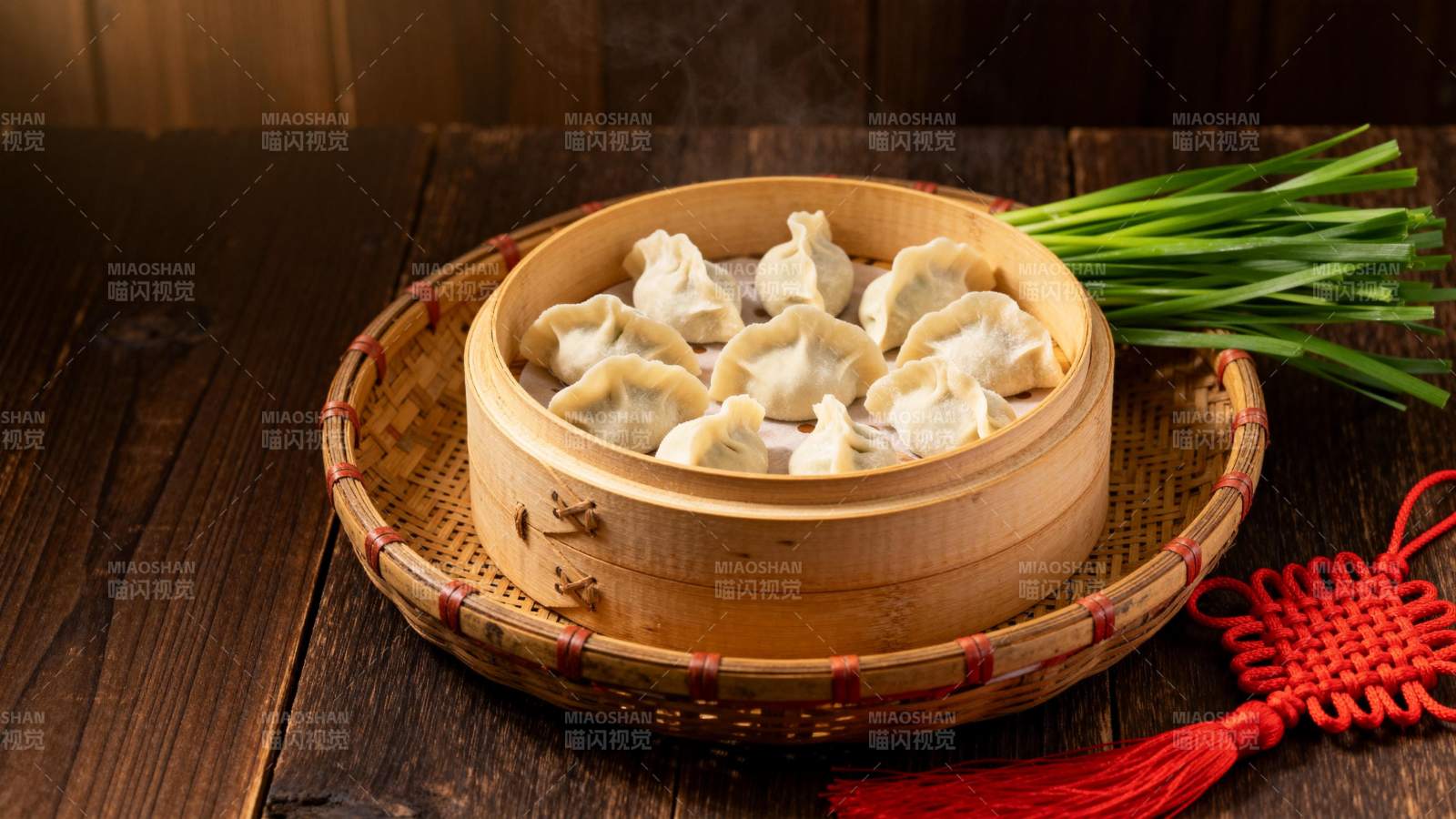 蒸饺配葱 年味十足图片