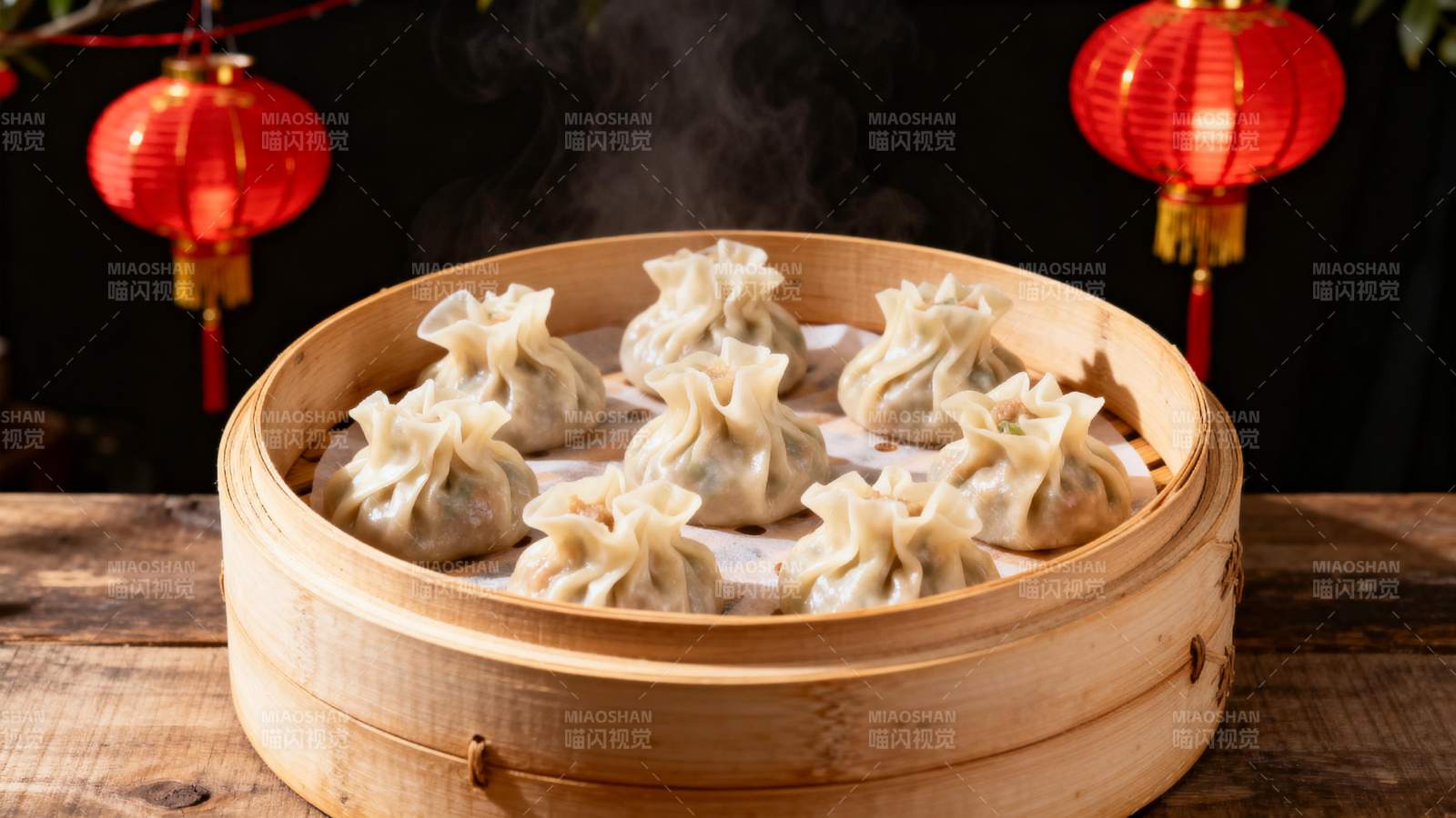 热气腾腾的蒸饺图片