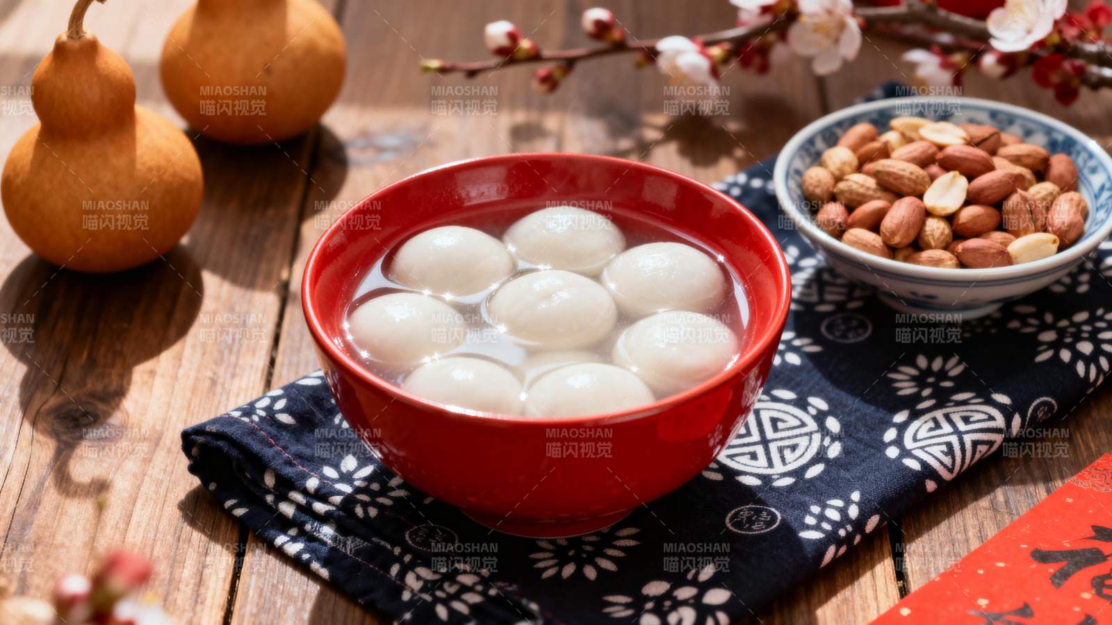 元宵汤圆与坚果图片