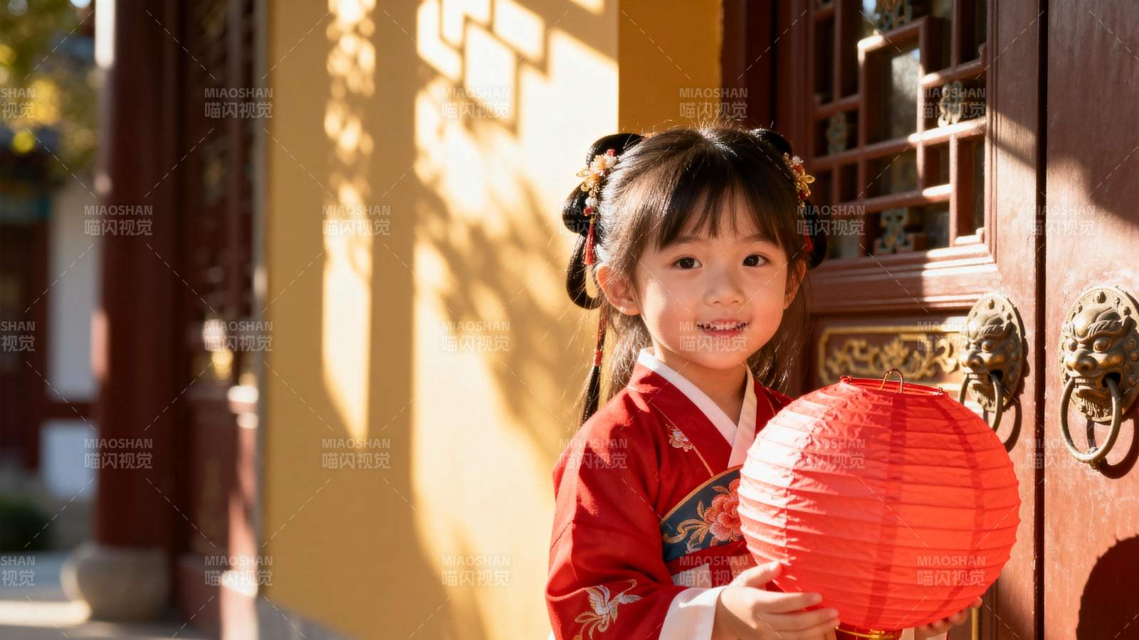 小女孩持红灯笼图片