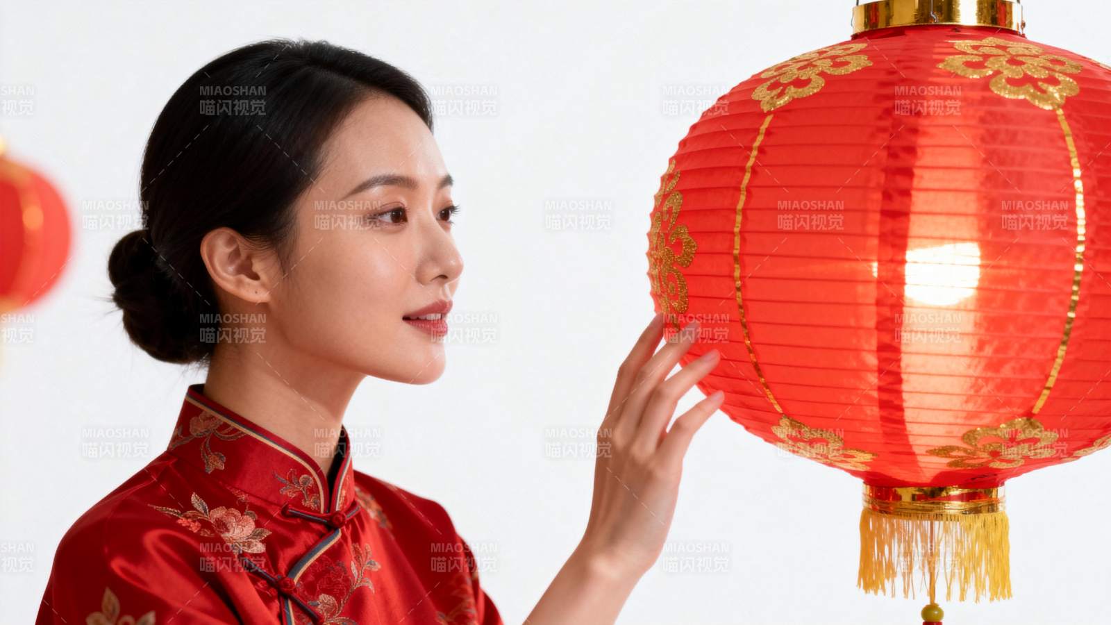 红衣女子手捧灯笼图片