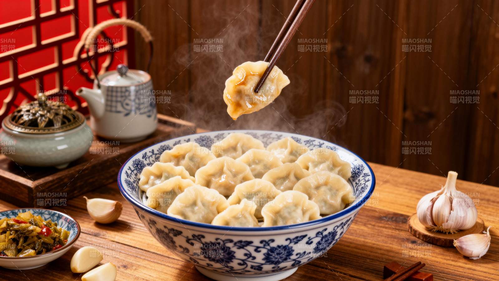 热腾腾的饺子宴图片